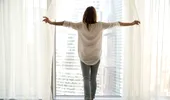 Perdele albe ca în hotelurile de lux. Trucul natural care elimină aspectul gri, fără clor