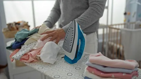 Curățarea fierului de călcat ars cu un ingredient neașteptat! Îl ai în casă, în cutia cu medicamente