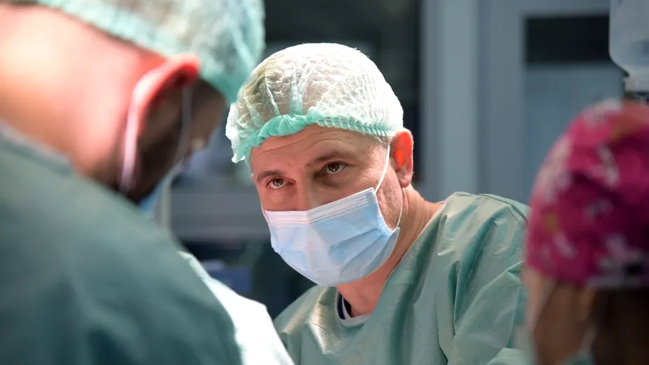 Tumoră vezicală infiltrativă și adenocarcinom prostatic, tratate cu succes la SANADOR