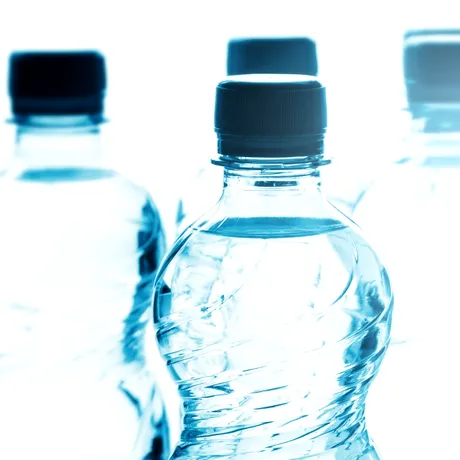 Autoritățile sanitare sunt în alertă! Sticle de apă îmbuteliată, retrase urgent de pe piață