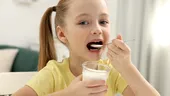 Iaurtul – beneficii dovedite în combaterea obezității infantile