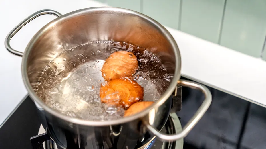 Timpul ideal de fierbere pentru ouăle roșii. Așa ies impecabile