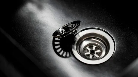 Cum cureți chiuveta din ceramică cu un singur ingredient pe care îl ai deja în bucătărie