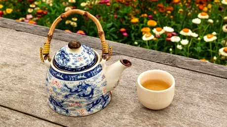 9 lucruri bune și mai puțin bune de adăugat în ceai. Știi cum să îl bei corect?