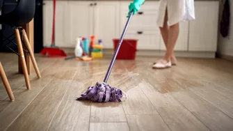 De ce să pui sare în apa cu care speli podeaua. Secretul pe care orice trebuie să-l afle