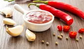 Sosul picant pe care nutriționiștii îl preferă în locul ketchupului. Are foarte puține calorii, dar ascunde un dezavantaj