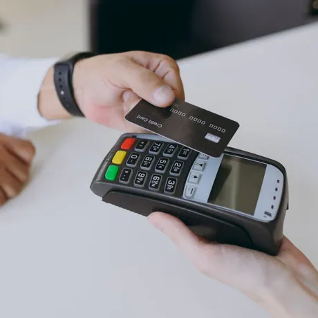 Metoda prin care trei tineri din București au furat 95.000 de lei din contul bancar al unui amic, în timp ce erau la mare