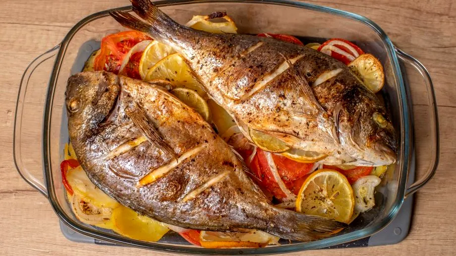 Dorada la cuptor – cum se face marinada și cât timp se lasă peștele la copt