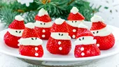 Cum să faci Moș Crăciuni umpluți cu cremă de brânză dulce, „îmbrăcați” în căpșuni