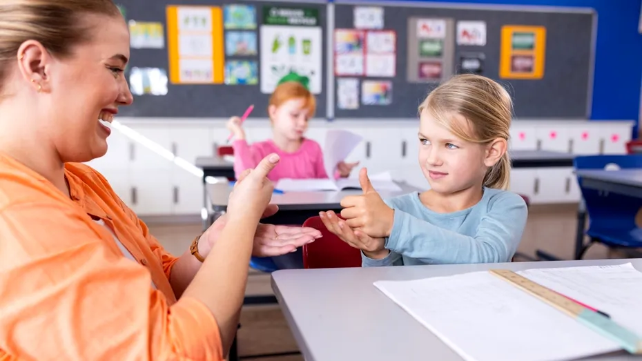 Educația copiilor cu deficiență de auz în România: ce trebuie să știe părinții