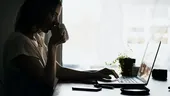 Cafeina nu înlocuiește somnul! Deprivarea de somn afectează performanțele de lucru