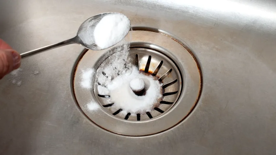 Soluții RAPIDE prin care desfunzi chiuveta fără produse chimice din comerț