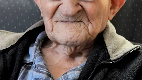 A murit cel mai bătrân bărbat din lume! Află secretul longevităţii sale
