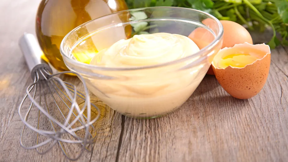 Cum prepari maioneză de casă cu ouă fierte și crude. E delicioasă și nu ai nevoie de mult ulei!