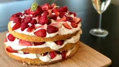 Tort însiropat cu șampanie, umplut cu cremă de brânză și căpșuni - un desert fabulos de Revelion
