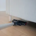 Cum să cureți eficient spațiul de sub canapea fără să o muți din loc