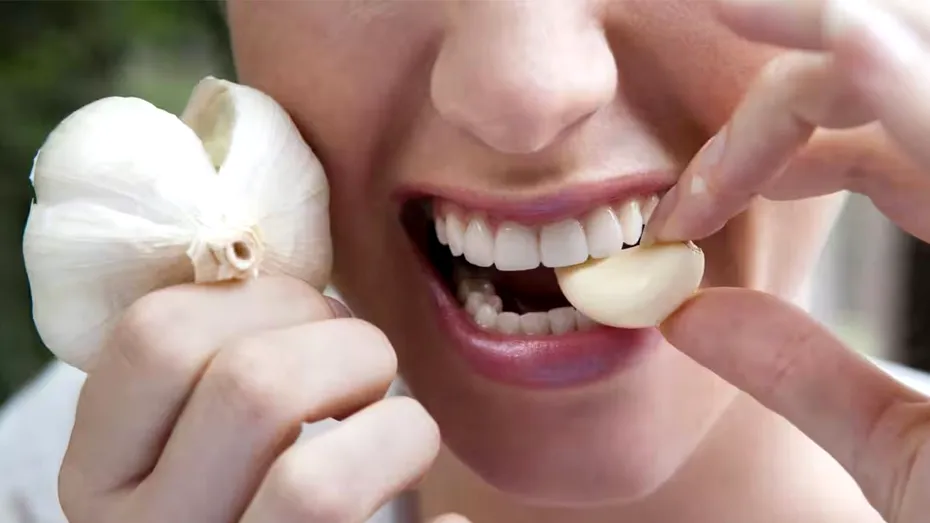 Singurul fruct care te scapă de mirosul de usturoi. Se găsește în orice supermarket din România