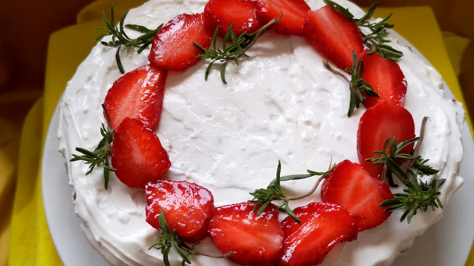 CSÎD a încercat: Tort cu căpșuni și cimbru - o rețetă după Alina Muntele