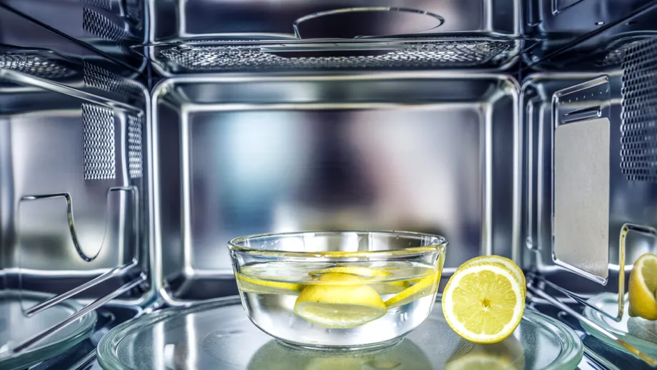 Cum să cureți cuptorul cu microunde fără efort. Trucul cu abur și lămâie pe care oricine îl poate face acasă