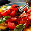 Pui oțet în salata de roșii? De ce poate provoca disconfort și cu ce îl poți înlocui