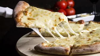 Cum să faci pizza din doar două ingrediente. Te costă doar 6 lei