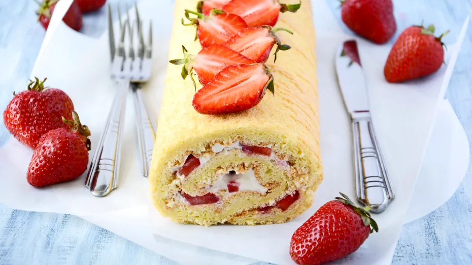 Ruladă cu frișcă și fructe proaspete - un desert aerat și ușor de preparat