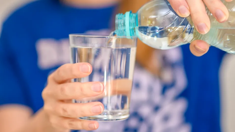 Apă alcalină, cu electroliți sau de la robinet – care este cu adevărat mai sănătoasă?