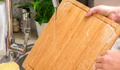 Tocătorul tău e un cuib de bacterii! Curăță-l cu aceste 2 soluții naturale