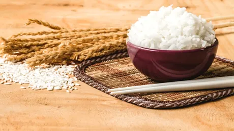 Trucul simplu din bucătărie care schimbă complet textura orezului. Ingredientul banal pe care mulți îl ignoră