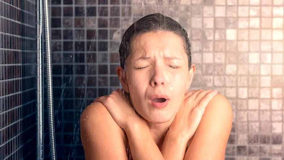 Dușul cu apă rece strâmtează vaginul – mit sau adevăr? Care sunt soluțiile cu adevărat eficiente pentru strâmtarea vaginului