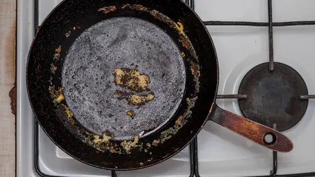 Cum să cureți tigaia de fontă de grăsime și arsură. Trucul cu sare care nu-ți strică tigaia