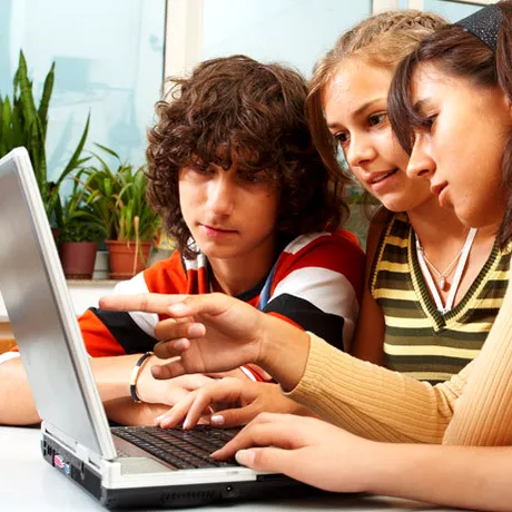Adolescenții și rețelele de socializare: recomandări APA