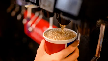 Băutura care îți subțiază și rărește părul. La ce să renunți, de fapt, ca să nu mai folosești pastile. „Stimulează și secreția de sebum”