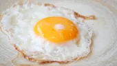 Ouăle prăjite vor fi mai crocante și mai gustoase, dacă adaugi un singur ingredient. Doar bucătarii îl folosesc