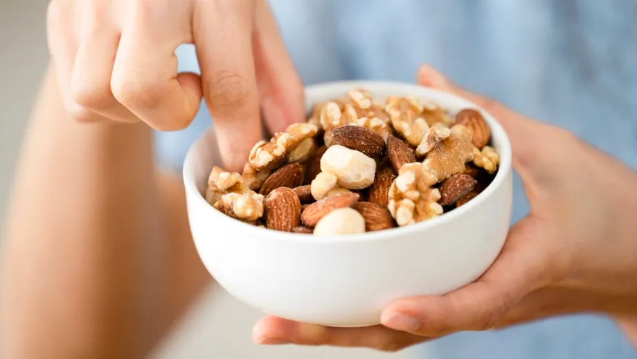 Schimbă gustarea: Nucile pot reduce pofta de dulce și fast food la tineri