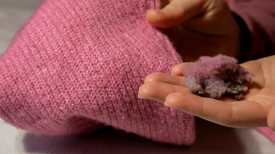 De ce se scămoșează hainele și cum poți preveni fenomenul