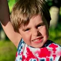 Un copil român de 5 ani a murit după ce părinții l-au uitat în mașina parcată la soare. Adulții și-au dat seama abia după 3 ore