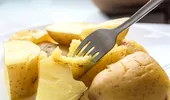 De ce cartofii fierți se sfărâmă sau rămân tari? 6 greșeli care schimbă complet rezultatul