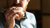 STUDIU: Persoanele care mănâncă încet ard mai multe calorii