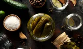 De ce apare floarea albă pe murături? Greșelile care pot strica borcanele pregătite pentru iarnă