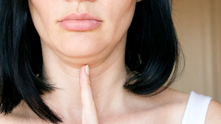 Exercițiul care te scapă de gușă în doar cinci secunde. Ai nevoie de o minge de tenis