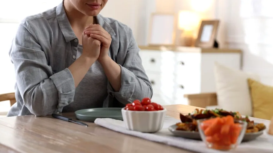 Un ritual de 15 minute care poate calma arsurile gastrice și balonarea – fără pastile