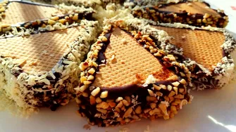 Prăjitura „Doina”. Rețeta desertului cu foi de napolitană, exact ca-n copilărie