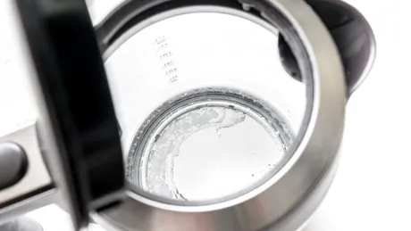 Cum să scapi rapid de calcar din fierbătorul electric și să ai apă curată
