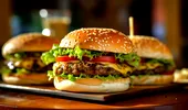 Cum să faci burgerii congelați de 10 ori mai gustoși, în 2 minute