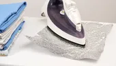 Trucul cu folia de aluminiu pe spatele fierului de călcat: ce face și de ce merită să-l încerci