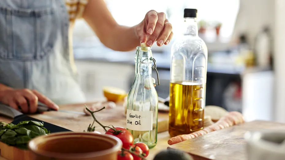 Uleiuri din bucătărie pe care să le folosești pentru părul uscat sau lipsit de strălucire