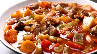 Ți-a ieșit tocănița prea acidă? Ingredientul „tampon” care temperează instant gustul