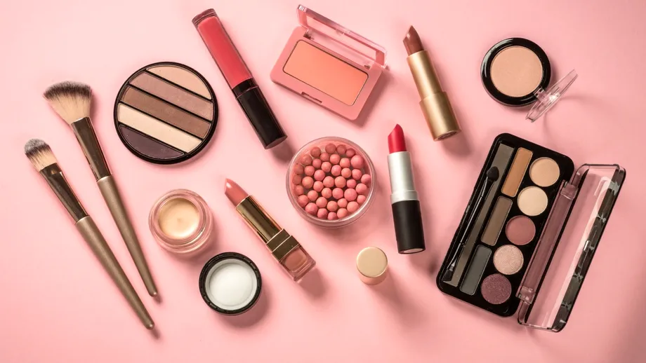 De ce să nu îți ții produsele de machiaj în baie. Greșeala pe care multe femei o fac