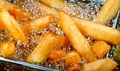 Așa faci cei mai buni cartofi prăjiți acasă. Secretul texturii ca la fast-food!